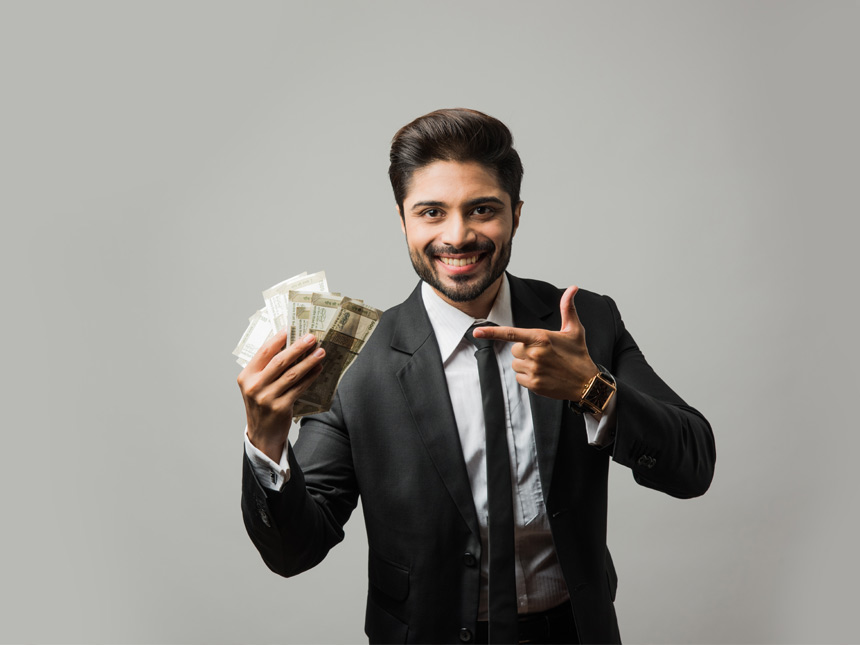 homem segurando e apontando para notas de dinheiro